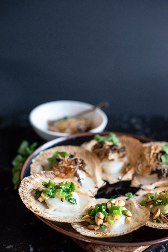 Grilled scallops with peanut and spring onion